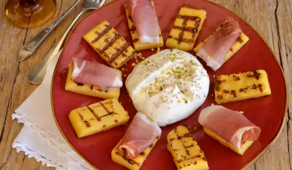 Gebackene Polenta mit Burrata und Prosciutto