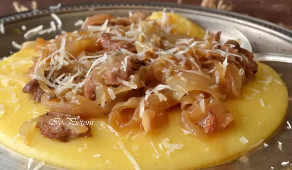 Polenta mit Hackfleisch, getrockneten Steinpilzen und Zwiebeln