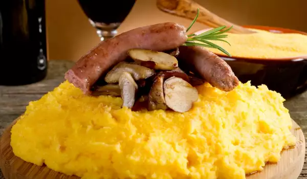 Cremige Polenta mit Pilzen und Würstchen