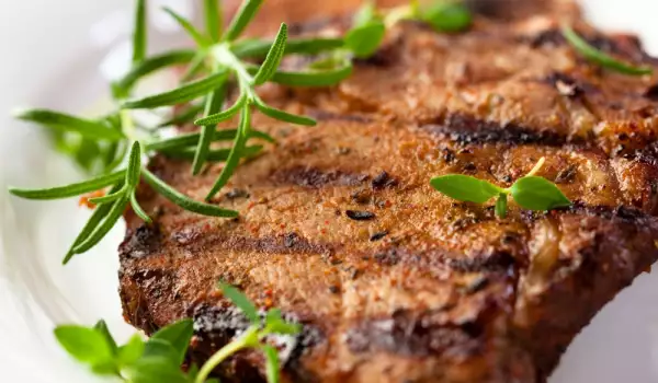 Wie werden Steaks gewürzt und mariniert?