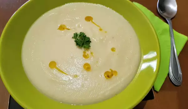 Vegane Cremesuppe mit Blumenkohl und Lauch