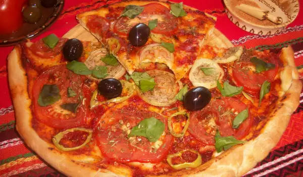 Magere Pizza mit Tomaten, Oliven und Basilikum