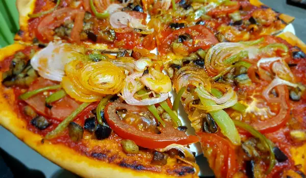 Pizza mit Auberginen, Zwiebeln und Tomaten
