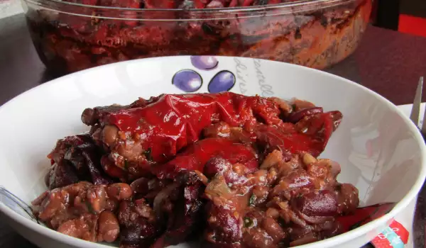 Vegane getrocknete, gefüllte Paprika mit Bohnen und Walnüssen