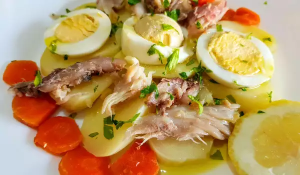 Salat mit Kartoffeln, Karotten und geräucherter Makrele