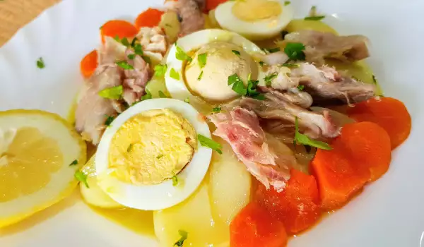 Salat mit Kartoffeln, Karotten und geräucherter Makrele