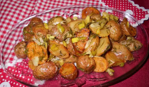 Geschmorte frische Kartoffeln mit Knoblauch und Dill
