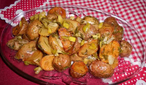 Geschmorte frische Kartoffeln mit Knoblauch und Dill