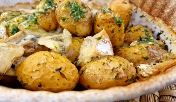 Ofenfrische Kartoffeln mit Blauschimmelkäse