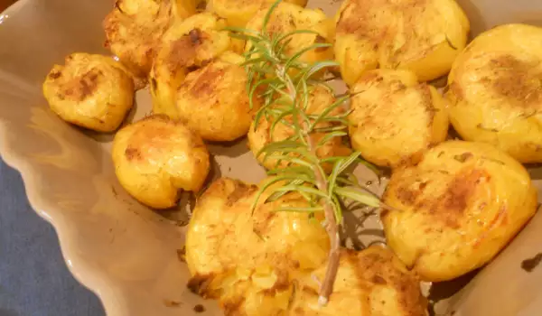 Goldene neue Kartoffeln im Ofen