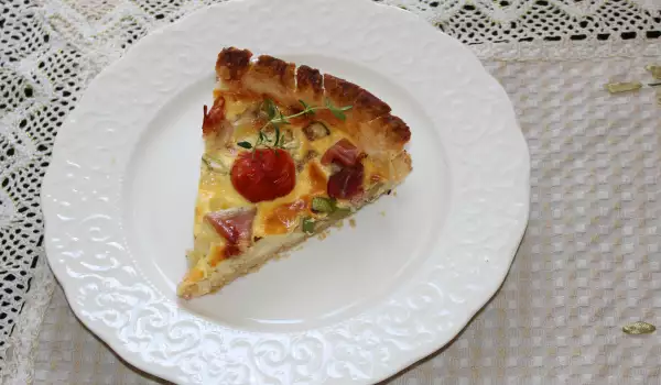 Frühlingsquiche mit Zucchini, Schinken und Cherrytomaten