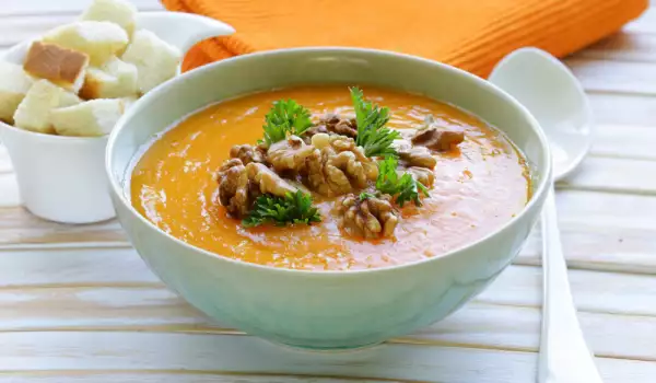 Kürbissuppe mit Walnüssen