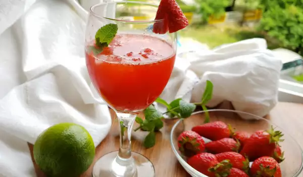 Erdbeer Daiquiri mit Limette und Rum