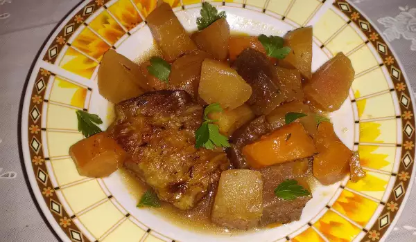 Lammfleisch mit Kartoffeln und Karotten im Ofen