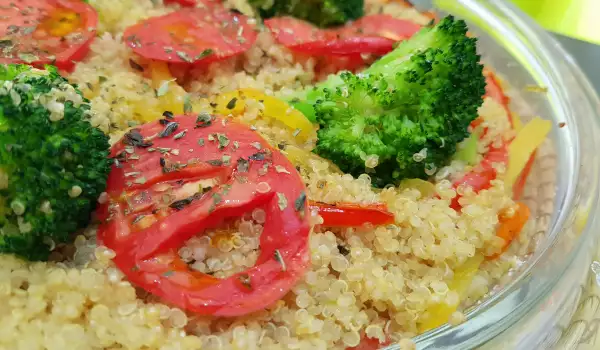 Veganes Gericht mit Quinoa und Gemüse