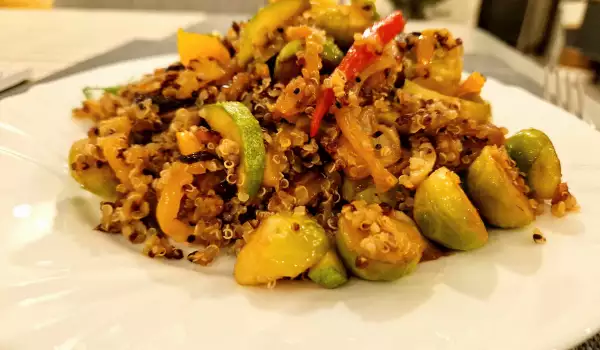 Quinoa mit Rosenkohl und Paprika