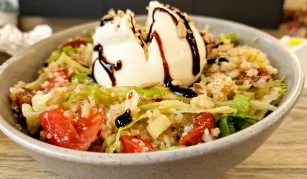 Salat mit Burrata und Quinoa