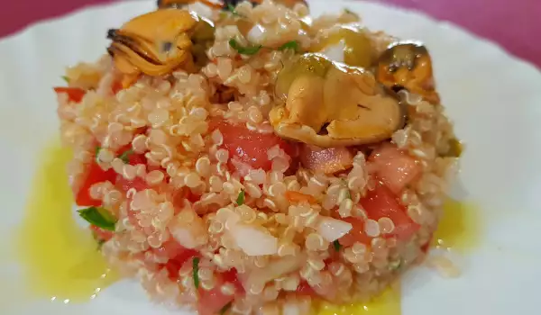 Mediterraner Salat mit Muscheln, Oliven und Quinoa