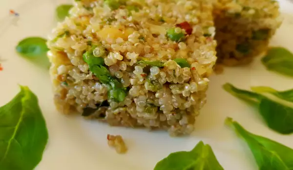 Quinoasalat mit Mandel Pesto und Erbsen