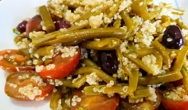Warmer Salat mit grünen Bohnen und Quinoa