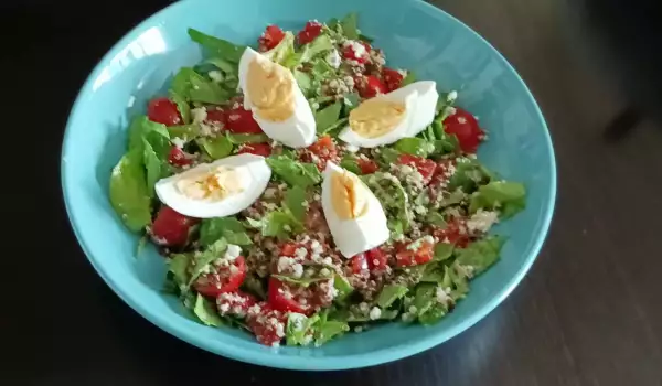 Gesunder Salat mit Quinoa und Spinat