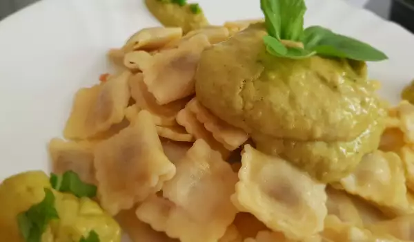 Ravioli mit Rindfleisch und Soße aus Avocado und Limette