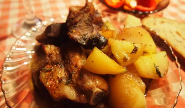 Appetitliche Schweinerippchen mit Kartoffeln