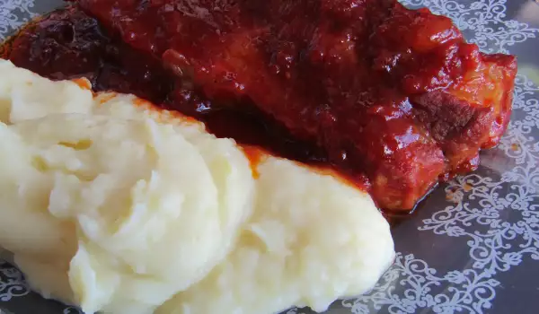 Steaks und Rippchen mit Soße im Ofen