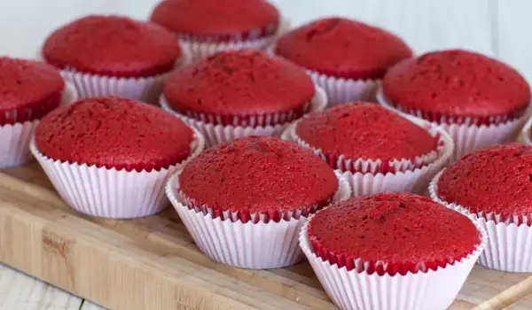 Wie macht man rote Farbe für Kuchen?
