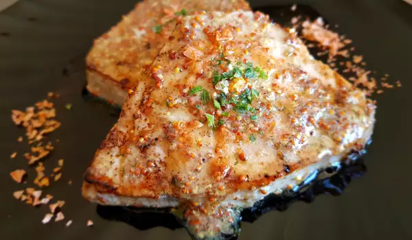 Thunfischfilet in Vinaigrette aus Honig und Senf