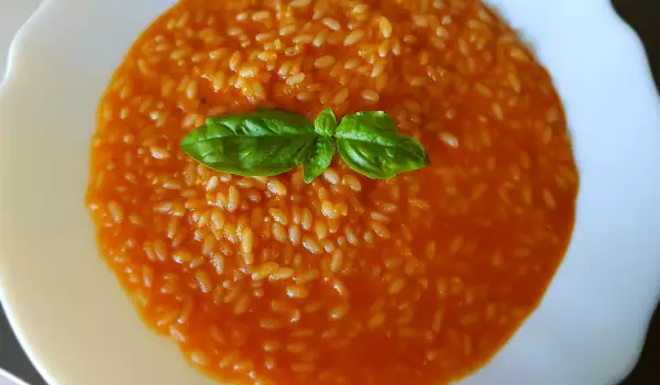 Einfacher und schneller Reis mit Tomaten