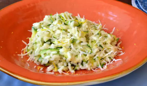 Veganes Zitronenrisotto mit Zucchini