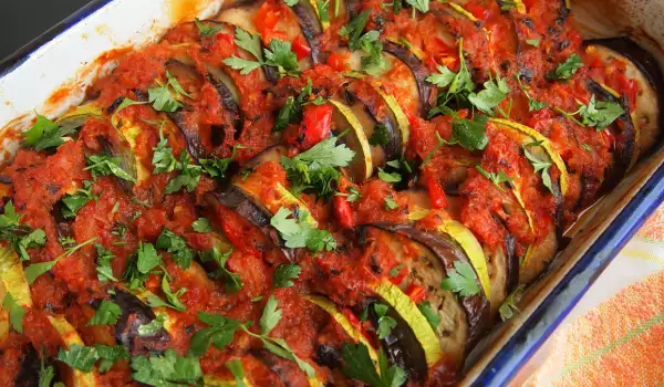 Geröstetes Gemüse in Tomatensoße