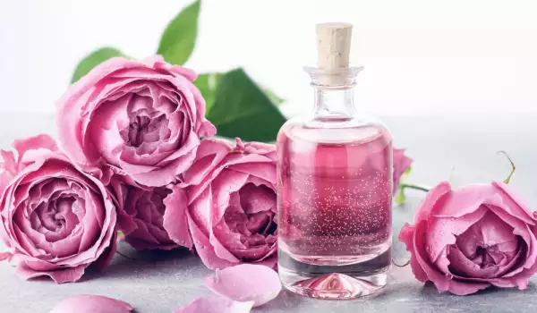 Herstellung von Rosenwasser