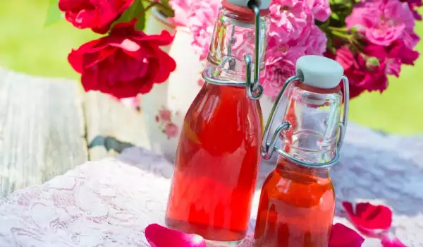 Rosenwasser - wofür es gut ist und wie man es verwendet