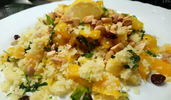 Magischer warmer Salat mit Couscous und Kürbis
