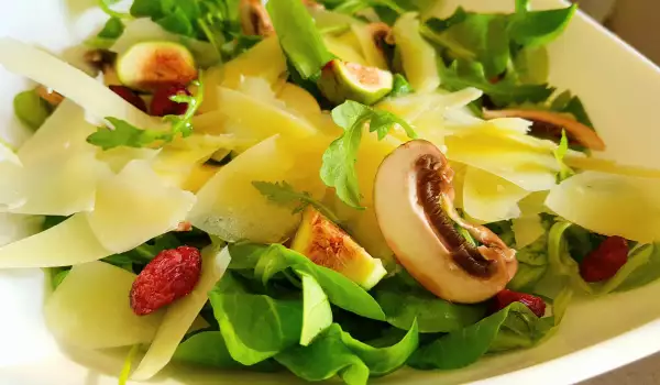 Grüner Salat mit aromatischem Käse, Feigen und Pilzen