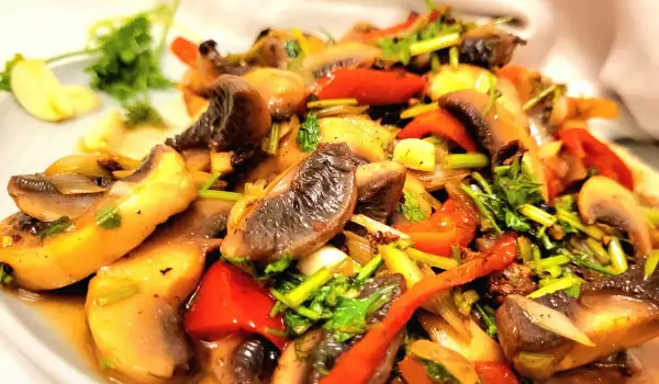 Warmer veganer Salat mit Pilzen und Lauch
