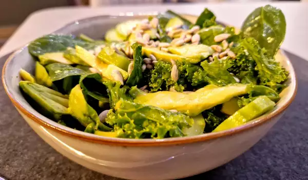 Salat mit Grünkohl, Spinat und Avocado