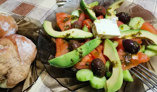 Tomatensalat mit Avocado und Pestosoße