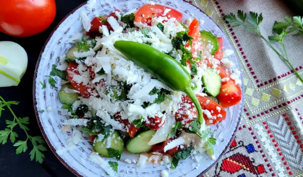 Traditioneller, bulgarischer Schopska Salat
