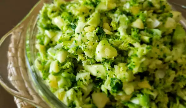 Vitaminsalat mit Brokkoli, Zucchini und Äpfel