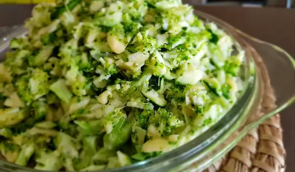 Vitaminsalat mit Brokkoli, Zucchini und Äpfel