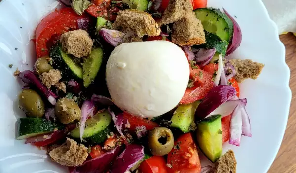 Italienischer Salat mit Burrata