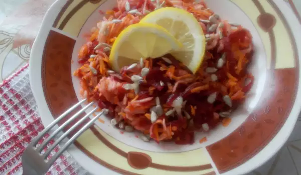 Salat mit Roter Bete, Äpfeln und Karotten