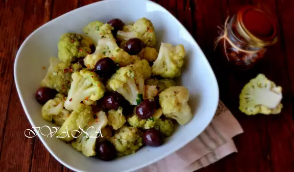 Warmer pikanter Salat mit Blumenkohl und Oliven