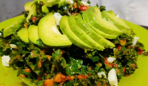 Salat mit Grünkohl und Avocado