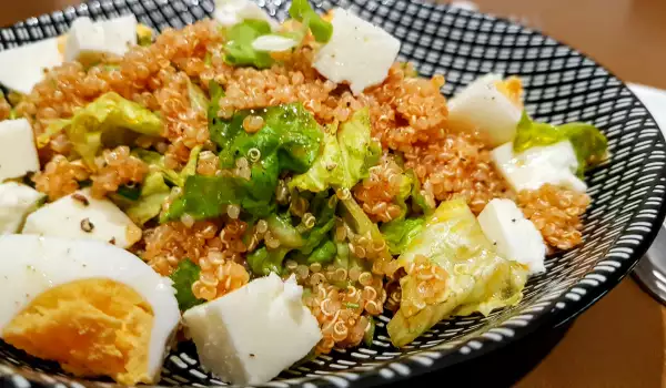 Salat mit Quinoa und getrockneten Tomaten Dressing