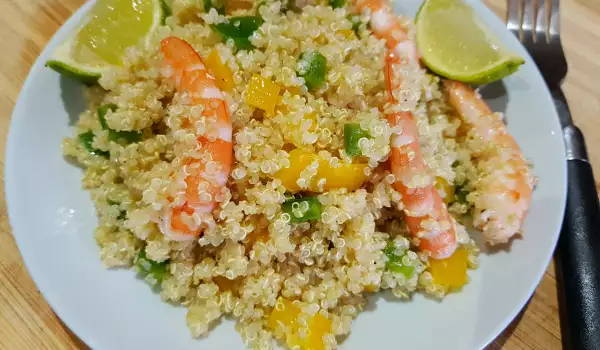 Salat mit Quinoa, gekochten Garnelen und Limetten