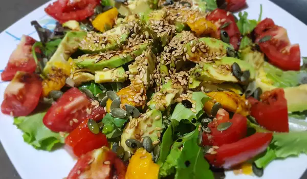 Grüner Salat mit Mango und Leinsamen